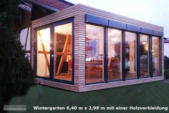 Wintergarten oder Glashaus an einem historiscen Fachwerkhaus, auf Containerbasis