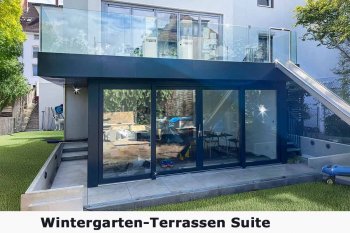 Entdecken Sie die Wintergarten-Terrassen Suite – das perfekte Modul für stilvolle Hausanbauten. Mit einer modernen Glasfront, Überhang und hochwertiger Verarbeitung schafft diese exklusive Suite einen lichtdurchfluteten Wohn- oder Arbeitsraum im Wintergartenstil. Ideal für anspruchsvolle Bauprojekte und individuelle Architektur. Gestalten Sie Ihren Anbau nach Maß und verleihen Sie Ihrem Zuhause eine einzigartige, luxuriöse Note